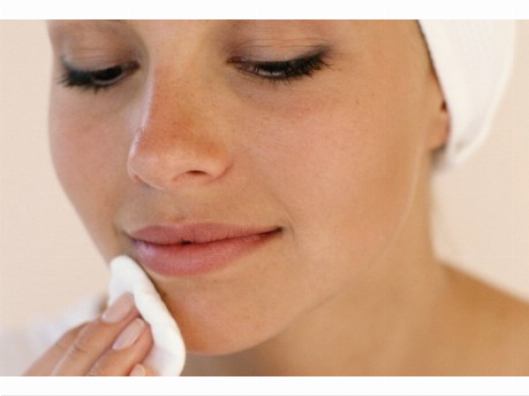 Очищение кожи лица перед сеансом предотвратит попадание инфекции