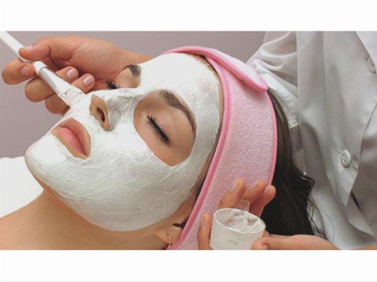 В начале процедуры косметолог тщательно очистит кожу лица