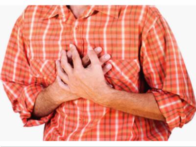 Основным симптомом является острая боль в груди